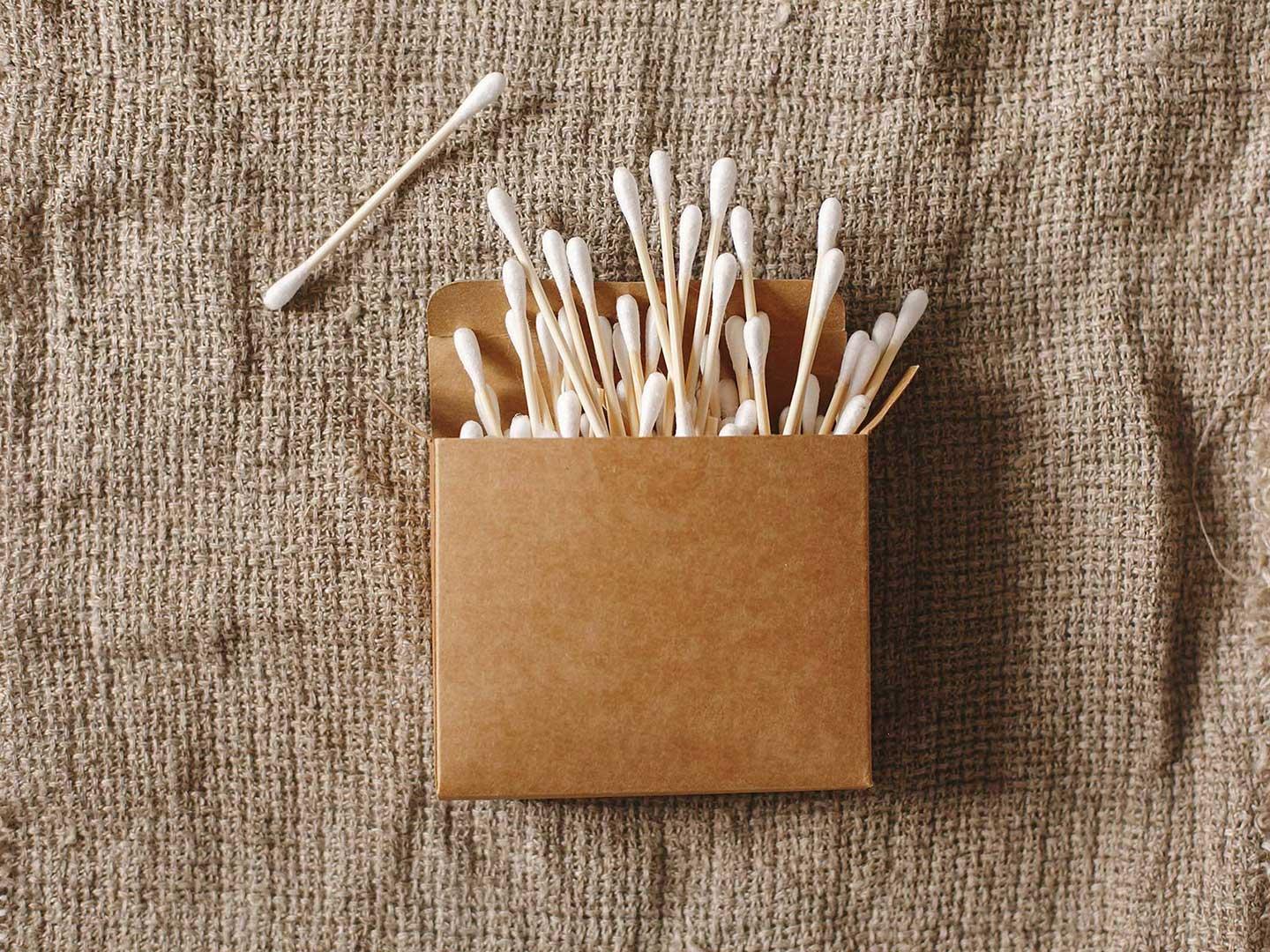 Previdno s palčkami za ušesa